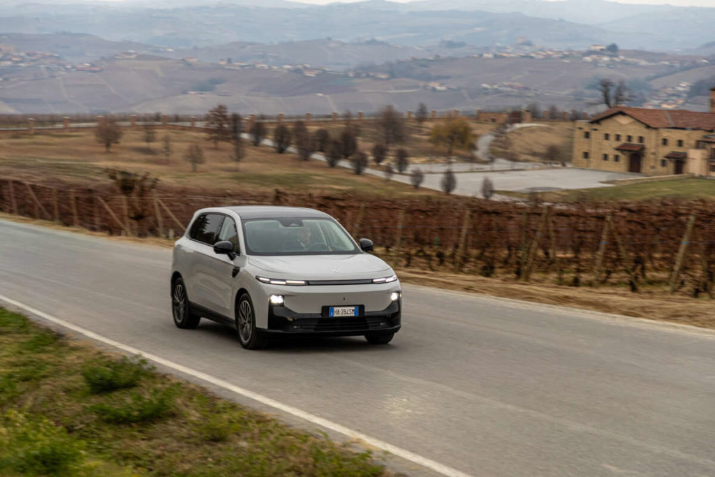 Leapmotor-B10-e-Hybrid-SUV-concession-valence-drome